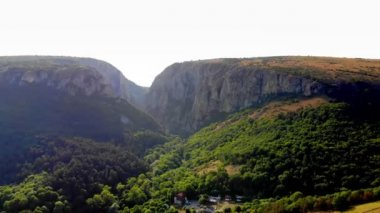 Aero, Grand Canyon, Turda Gorge, Cluj County, Transilvanya, Karpatlar, Romanya girişi. Güzel yaz dağ manzarası. Bereketli, Transilvanya 'nın parlak yeşil ormanları.