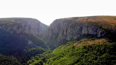Aero, Grand Canyon, Turda Gorge, Cluj County, Transilvanya, Karpatlar, Romanya girişi. Güzel yaz dağ manzarası. Bereketli, Transilvanya 'nın parlak yeşil ormanları.