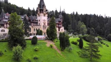 Peles Kalesi. Sinaia, Romanya. Kale güzel Karpat dağlarıyla çevrili..