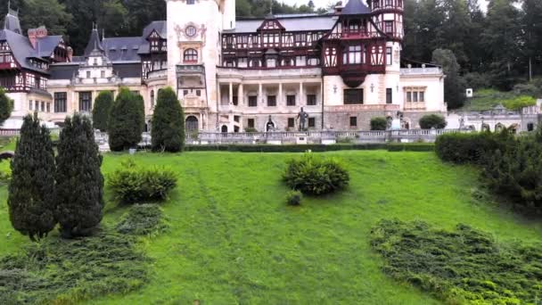 Castelo de Peles. Sinaia, Roménia. o castelo é cercado por belas montanhas dos Cárpatos . — Vídeo de Stock