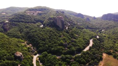Havacılık. Yunanistan 'daki Meteorlar Dağı. Fevkalade dağların tepelerinde antik ve güzel manastırlar vardır. Altında da üzüm bağları ve küçük kasabaları olan yeşil bir vadi vardır..