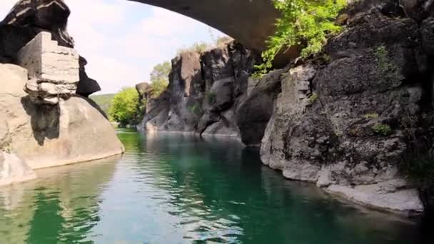 Flygfoto över vatten, vackert landskap, mitt i bergen, finns en sjö, en flod, en varm källa. Varm sommardag. Grekland. termiska vatten i Grekland. — Stockvideo