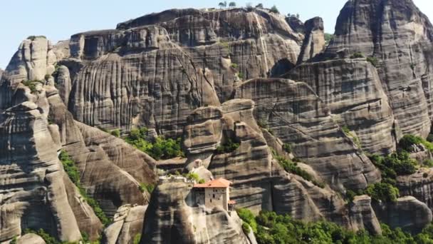 Aéro. Les Météores des montagnes en Grèce. sur les sommets de montagnes merveilleuses sont anciens beaux monastères. et en dessous se trouvent une vallée verdoyante avec vignobles et petits villages . — Video