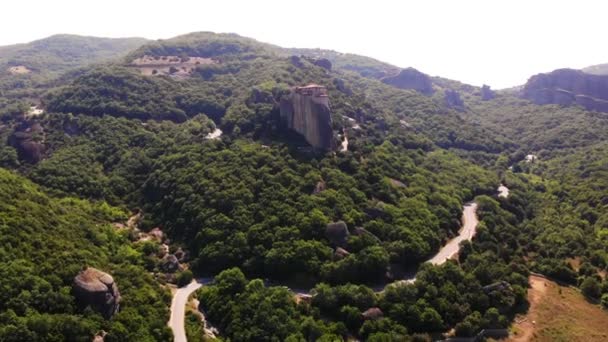 Aero. Las montañas Meteoros en Grecia. en las cimas de las maravillosas montañas hay antiguos monasterios hermosos. y debajo hay un valle verde con viñedos y pequeños pueblos . — Vídeo de stock