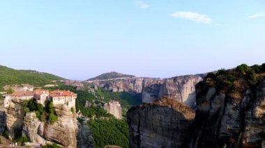 Havacılık. Yunanistan 'daki Meteorlar Dağı. Fevkalade dağların tepelerinde antik ve güzel manastırlar vardır. Altında da üzüm bağları ve küçük kasabaları olan yeşil bir vadi vardır..