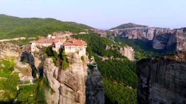 Havacılık. Yunanistan 'daki Meteorlar Dağı. Fevkalade dağların tepelerinde antik ve güzel manastırlar vardır. Altında da üzüm bağları ve küçük kasabaları olan yeşil bir vadi vardır..