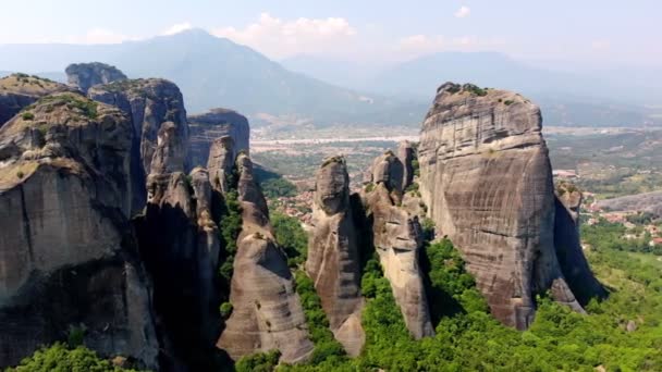 아레로. 그리스의 산악 운석들. 아름다운 산들의 꼭대기에는 고대의 아름다운 수도원들이 있다. 아래에 푸른 골짜기와 포도원 과작은 촌락 이 있고. — 비디오