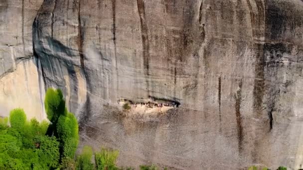 Repülj! A hegyek meteorjai Görögországban. A csodálatos hegyek tetején ősi, gyönyörű kolostorok találhatók. és alul zöld völgy szőlőskertekkel és kis falvakkal. — Stock videók