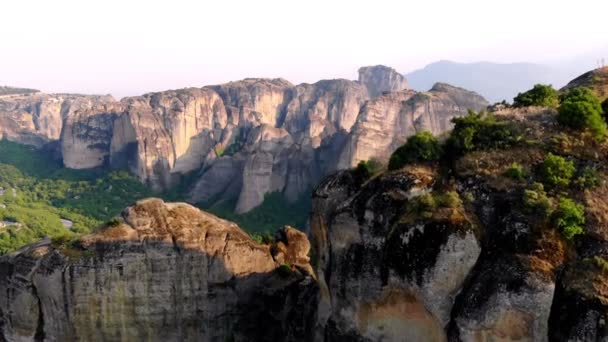 Aero. die Bergmeteore in Griechenland. Auf den Gipfeln wunderbarer Berge befinden sich alte wunderschöne Klöster. und unten sind grüne Täler mit Weinbergen und kleinen Dörfern. — Stockvideo