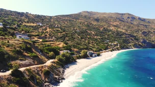 Flygande. vy ovanifrån. vacker sommarkustlandskap. Klippiga stränder på ön Evia, Grekland. — Stockvideo