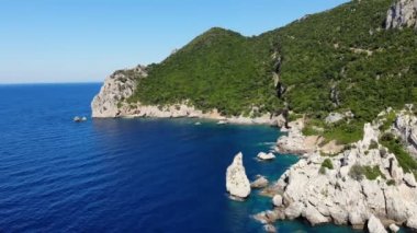 Havacılık. Yukarıdan bak. Güzel yaz deniz manzarası. Yunanistan 'ın Evia adasının Rocky plajları.