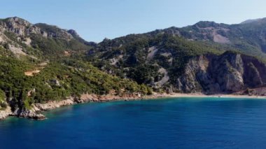 Havacılık. Üst Manzara. Güzel yaz deniz manzarası. Yunanistan 'ın Evia Adası' ndaki Rocky plajları. Deniz koyunda turkuaz, kayalıkların dibinde mavi su, dağların arasında.
