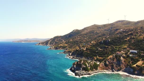 Aero. vista dall'alto. bellissimo paesaggio marino estivo. Spiagge rocciose dell'isola di Evia, Grecia . — Video Stock