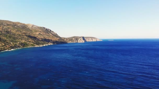 Aero. widok z góry. Piękny letni krajobraz morski. Skaliste plaże wyspy Evia, Grecja. — Wideo stockowe