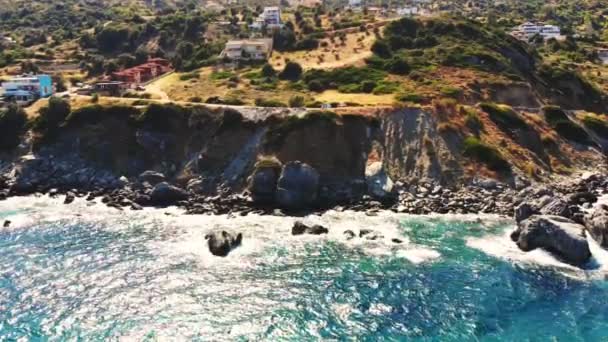 Luchtvaart. zicht van bovenaf. mooie zomerse zeegezicht. Rotsachtige stranden van Evia eiland, Griekenland. — Stockvideo