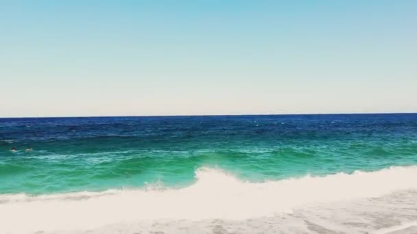Ondas suaves no mar, na praia. ondas com espuma branca são lavadas em terra . — Vídeo de Stock