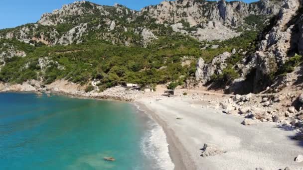 Havacılık. Yukarıdan bak. Güzel yaz deniz manzarası. Yunanistan 'ın Evia adasının Rocky plajları. — Stok video