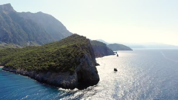 Aero. vista de cima. bela paisagem marinha de verão. Praias rochosas da ilha de Evia, Grécia . — Vídeo de Stock