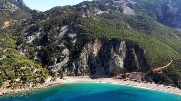 Flygande. Ovanifrån. vacker sommarkustlandskap. Klippiga stränder på ön Evia, Grekland. havsvik med turkos, blått vatten vid foten av klipporna, bland bergen — Stockvideo