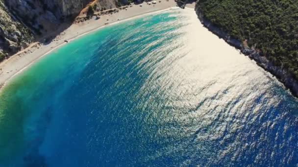 Aero. vista superior. bela paisagem marinha de verão. Praias rochosas da ilha de Evia, Grécia. baía do mar com turquesa, água azul no sopé das falésias, entre as montanhas — Vídeo de Stock