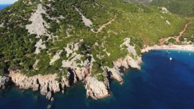 Havacılık. Yukarıdan bak. Güzel yaz deniz manzarası. Yunanistan 'ın Evia Adası' ndaki Rocky plajları. Deniz turkuazı, kayalıkların eteğinde mavi su, dağların arasında.
