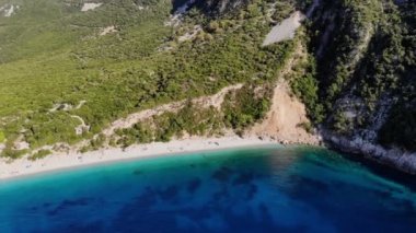 Havacılık. Üst Manzara. Güzel yaz deniz manzarası. Yunanistan 'ın Evia Adası' ndaki Rocky plajları. Deniz koyunda turkuaz, kayalıkların dibinde mavi su, dağların arasında.