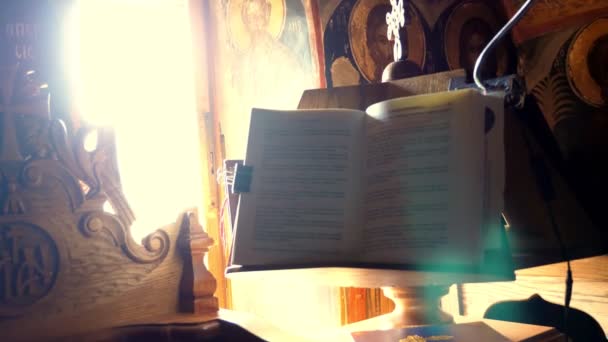 Primer plano, un libro de oraciones en el monasterio de San Nicolás en las montañas de Meteora, Grecia . — Vídeos de Stock