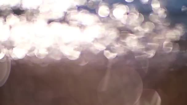 Abstractie. zeer close-up van zeewater en reflectie van zonnestralen, straling. — Stockvideo