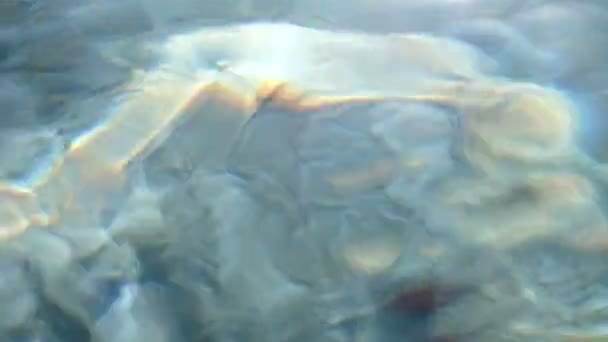 Abstractie. zeer close-up van zeewater en reflectie van zonnestralen, straling. — Stockvideo