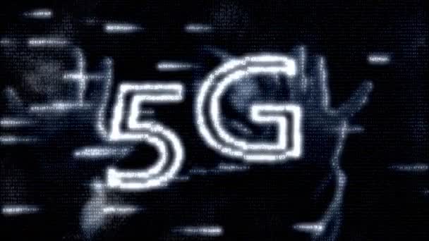 Matris etkisi. Eller, 5G yazıtları siyah siber desenli dijital arkaplanda görünüyor. Bilgisayar metni. Programlama kodu. Dijital soyut bit veri akışı, ilerleme kavramı, dijital teknoloji — Stok video
