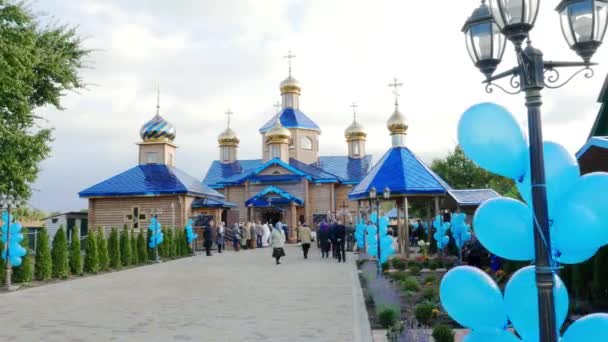 Cherkasy Region, Ukraina, 10 oktober 2019: nybyggd kyrka av den välsignade jungfru antagandet i Chervona Sloboda byn, Cherkasy region. — Stockvideo