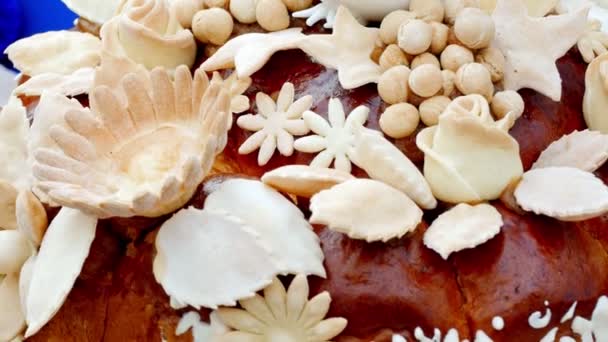 Close-up. Beautiful loaf. Decor from fancy pastry on a large pie. — Stock Video