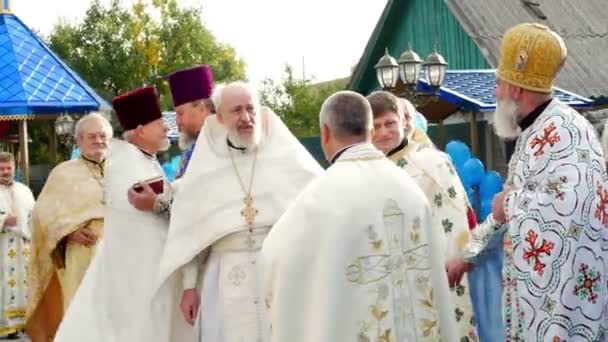 2019年10月10日，乌克兰切尔基什地区：父亲们与他的贝蒂埃尼亚大都市相遇。 新建成的圣母升天教堂的圣礼准备工作 — 图库视频影像