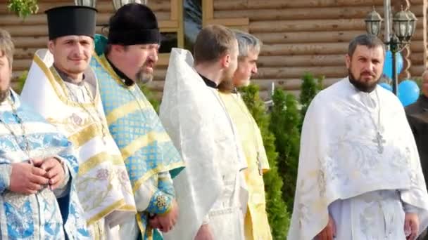 Cherkasy régió, Ukrajna, 2019. október 10.: papok találkoznak az Ő boldogságával Metropolitan Epiphany. Felkészülés az újonnan épült Szűz Mária Mennybemenetele templom felszentelésére — Stock videók