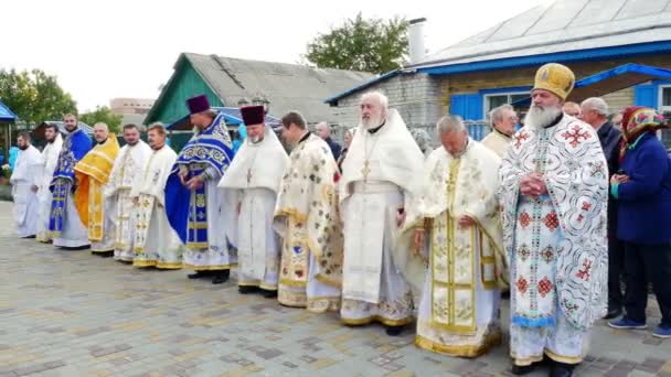 REGIÓN DE CHERKASY, UCRANIA, 10 DE OCTUBRE DE 2019: sacerdotes reunidos con Su Beatitud Epifanía Metropolitana. Preparación para la consagración de la recién construida Iglesia de la Santísima Virgen Asunción — Vídeos de Stock