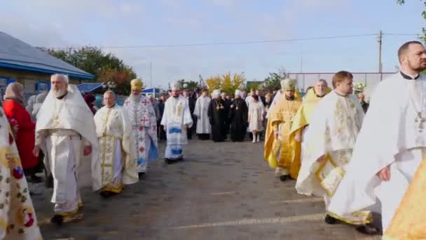 Черкасская обл., Украина, 10 октября 2019 г.: священники встречают Блаженнейшего Митрополита Богоявления. Подготовка к освящению новопостроенного храма Успения Пресвятой Богородицы — стоковое видео