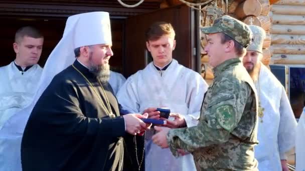 Cherkasy Region, Ukraina, 10 oktober 2019: Välsignade Metropolitan Epiphanius delar ut utmärkelser till militärer — Stockvideo