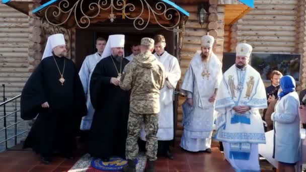 RÉGION DE CHERKASY, UKRAINE, 10 OCTOBRE 2019 : Le bienheureux métropolite Épiphane remet des prix aux militaires — Video