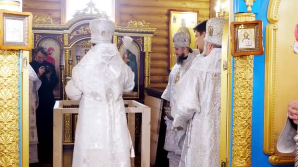 Cherkasy region, Ukraine, 10. Oktober 2019: kirchliche Zeremonie. der Ritus der Weihe der neu gebauten Kirche der seligen Jungfrau Maria Annahme durch Metropolit Epiphany, das Oberhaupt der vereinigten lokalen — Stockvideo