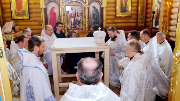 REGIONE CHERKASY, UCRAINA, 10 OTTOBRE 2019: sacerdoti pregano, cerimonia della chiesa, rito di consacrazione della Chiesa di nuova costruzione da parte dell'Epifania Metropolitana, capo della Chiesa ortodossa ucraina locale unita — Video Stock