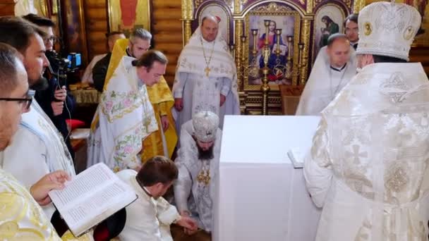 REGIONE CHERKASY, UCRAINA, 10 OTTOBRE 2019: cerimonia della chiesa. il rito di consacrazione della Chiesa di nuova costruzione da parte dell'Epifania Metropolitana, capo della Chiesa ortodossa ucraina locale unita — Video Stock