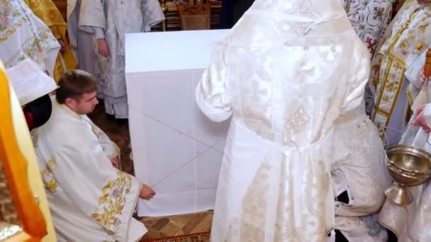 RÉGION DE CHERKASY, UKRAINE, 10 OCTOBRE 2019 : cérémonie à l'église. le rite de consécration de l "Église nouvellement construite par le métropolite Épiphanie, chef de l" Église orthodoxe ukrainienne locale unie — Video