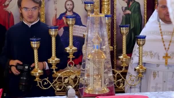 Cherkasy region, ukraine, 10. Oktober 2019: Nahaufnahme, verschiedene kirchliche Vorräte für kirchliche Zeremonien. — Stockvideo