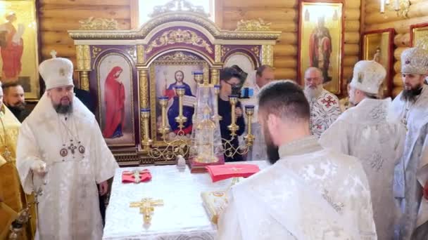 Cherkasy region, Ukraine, 10. Oktober 2019: kirchliche Zeremonie. der Weihungsritus der neu gebauten Kirche durch Metropolit Epiphany, Oberhaupt der vereinigten ukrainischen orthodoxen Kirche — Stockvideo