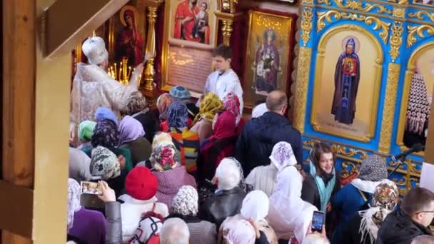 RÉGION DE CHERKASY, UKRAINE, 10 OCTOBRE 2019 : cérémonie à l'église. le rite de consécration de l "Église nouvellement construite par le métropolite Épiphanie, chef de l" Église orthodoxe ukrainienne locale unie — Video