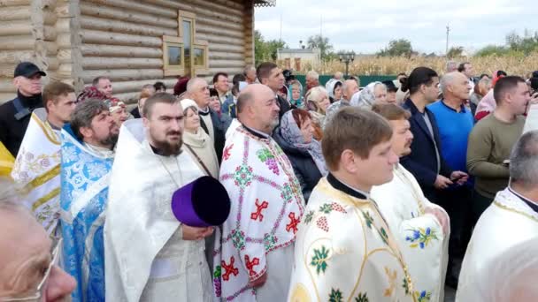 Cherkasy region, Ukraine, 10. Oktober 2019: kirchliche Zeremonie. der Weihungsritus der neu gebauten Kirche durch Metropolit Epiphany, Oberhaupt der vereinigten ukrainischen orthodoxen Kirche — Stockvideo
