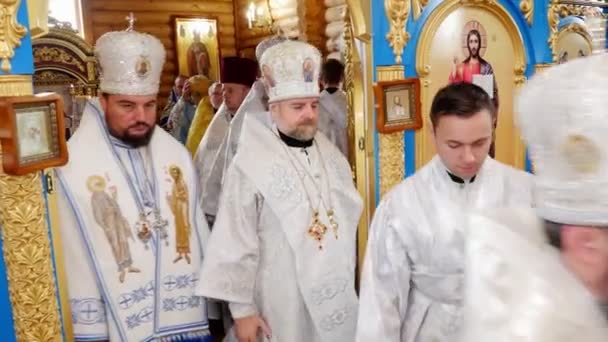 Cherkasy Region, Ukraina, 10 oktober 2019: kyrklig ceremoni. invigningsriten av nybyggda kyrkan av Metropolitan Epiphany, chef för enade lokala ukrainska ortodoxa kyrkan — Stockvideo