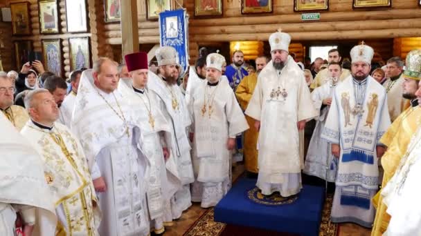 Cherkasy régió, Ukrajna, Október 10, 2019: papok imádkoznak, egyházi szertartás, felszentelési rítus az újonnan épült egyház Metropolitan Epiphany, vezetője az egyesült helyi ukrán ortodox egyház — Stock videók