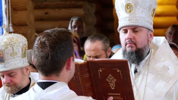 Cherkasy Region, Ukraine, 10. Oktober 2019: seine Seligkeit Metropolit Epiphanius, das Oberhaupt der vereinigten lokalen ukrainisch-orthodoxen Kirche. kirchliche Zeremonie, Einweihungsritual der neu erbauten Kirche der — Stockvideo