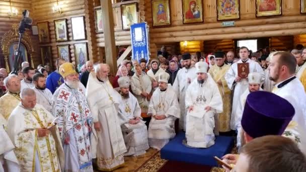 Cherkasy régió, Ukrajna, Október 10, 2019: papok imádkoznak, egyházi szertartás, felszentelési rítus az újonnan épült egyház Metropolitan Epiphany, vezetője az egyesült helyi ukrán ortodox egyház — Stock videók